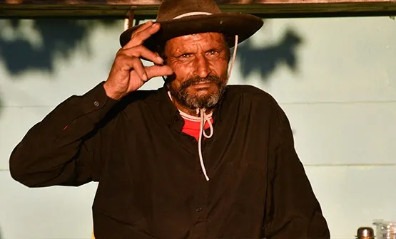 Paisano de sombrero en el campo