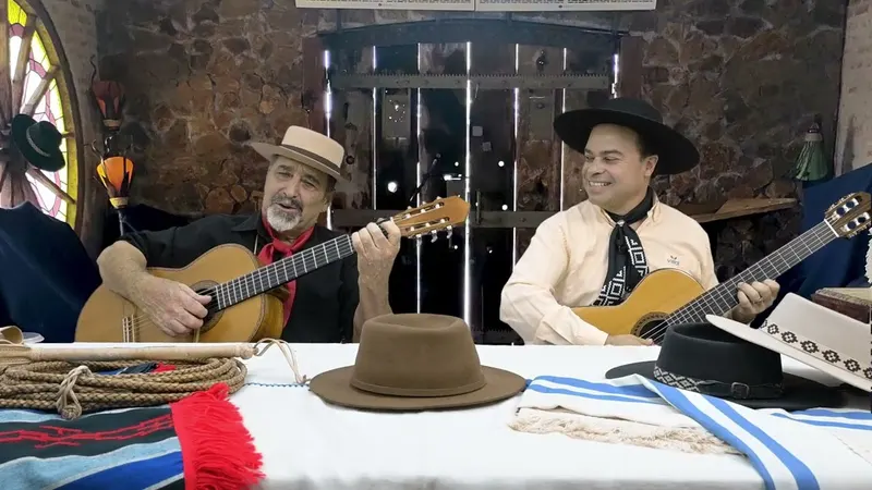 Artesanos tallando madera con motosierras